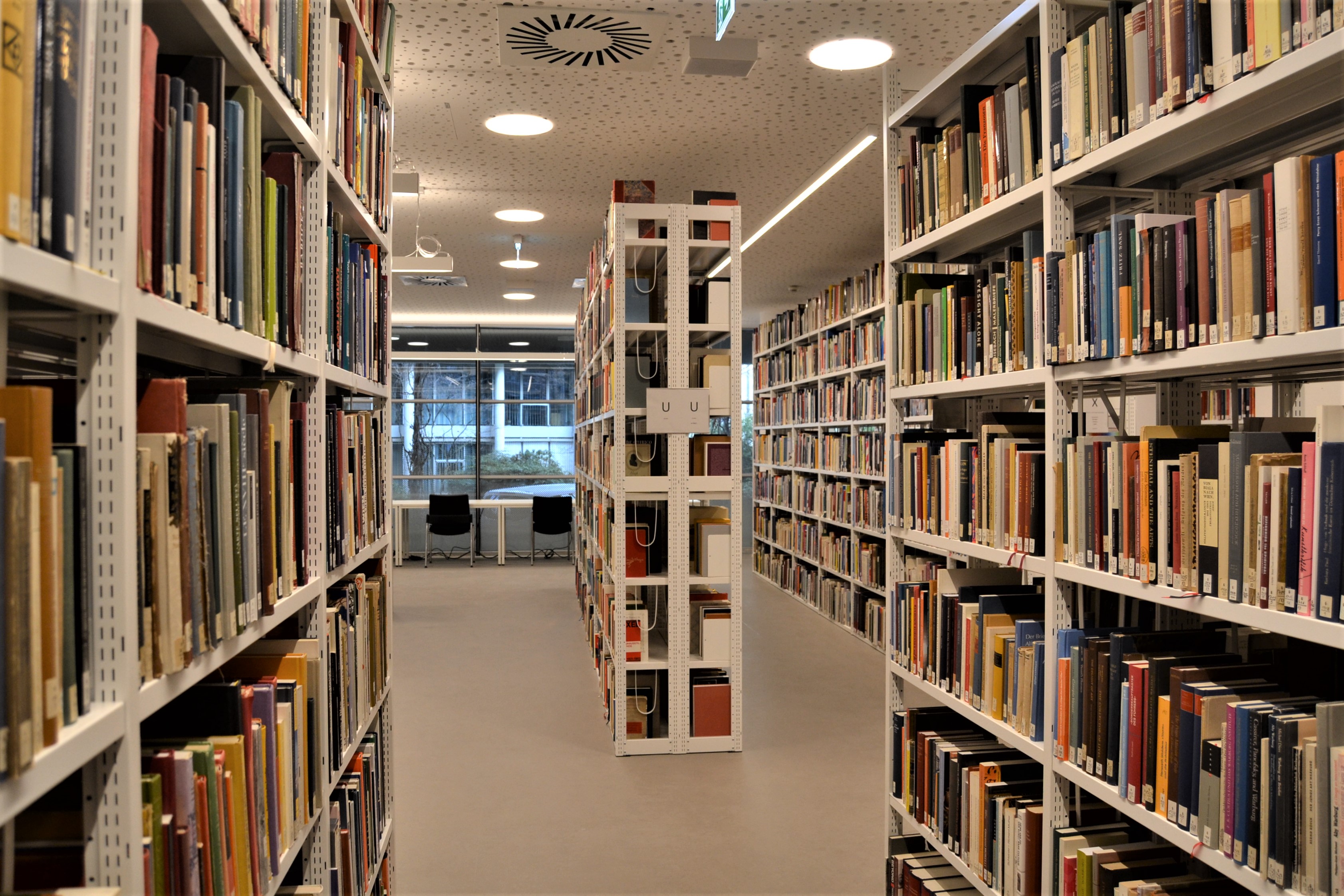 Bibliotheksausstattung.jpg