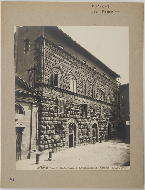 Westfassade des Palazzo dello Strozzino an der Piazza Strozzi (ehemals Piazza delle Chipolle) in Florenz