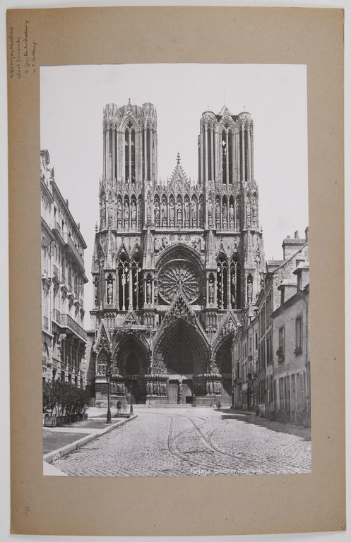 Westfassade der Kirche Notre Dame in Reims 