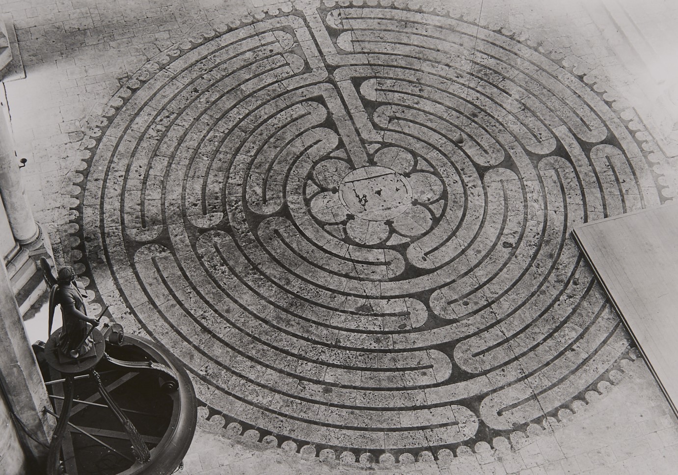 Labyrinth_Chartres_01 detail.jpg