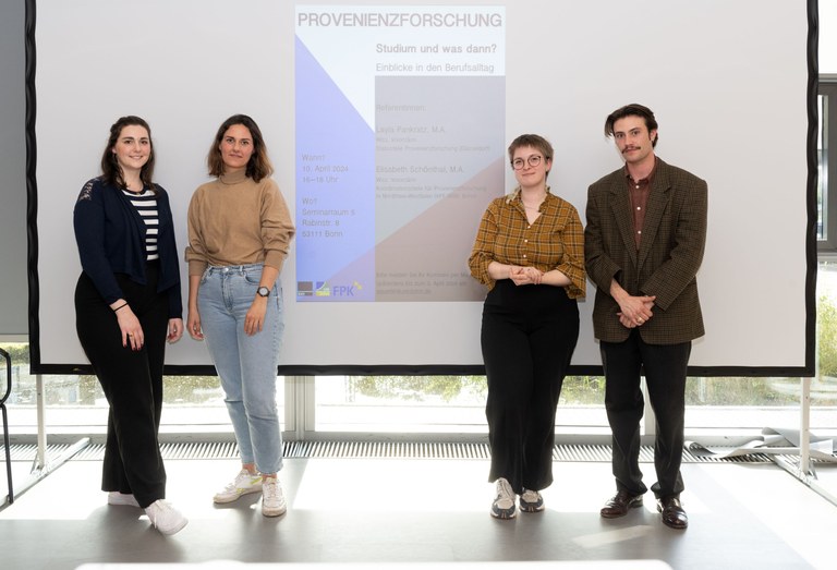 Provenienzforschung – Studium und was dann? Elisabeth Schönthal (KPF.NRW), Layla Pankratz (Stabsstelle Provenienzforschung), Anna Gürteler, Richard Kaldenhoff (beide wissenschaftliche Hilfskräfte, FPK/KHI Bonn) (v.l.n.r.)