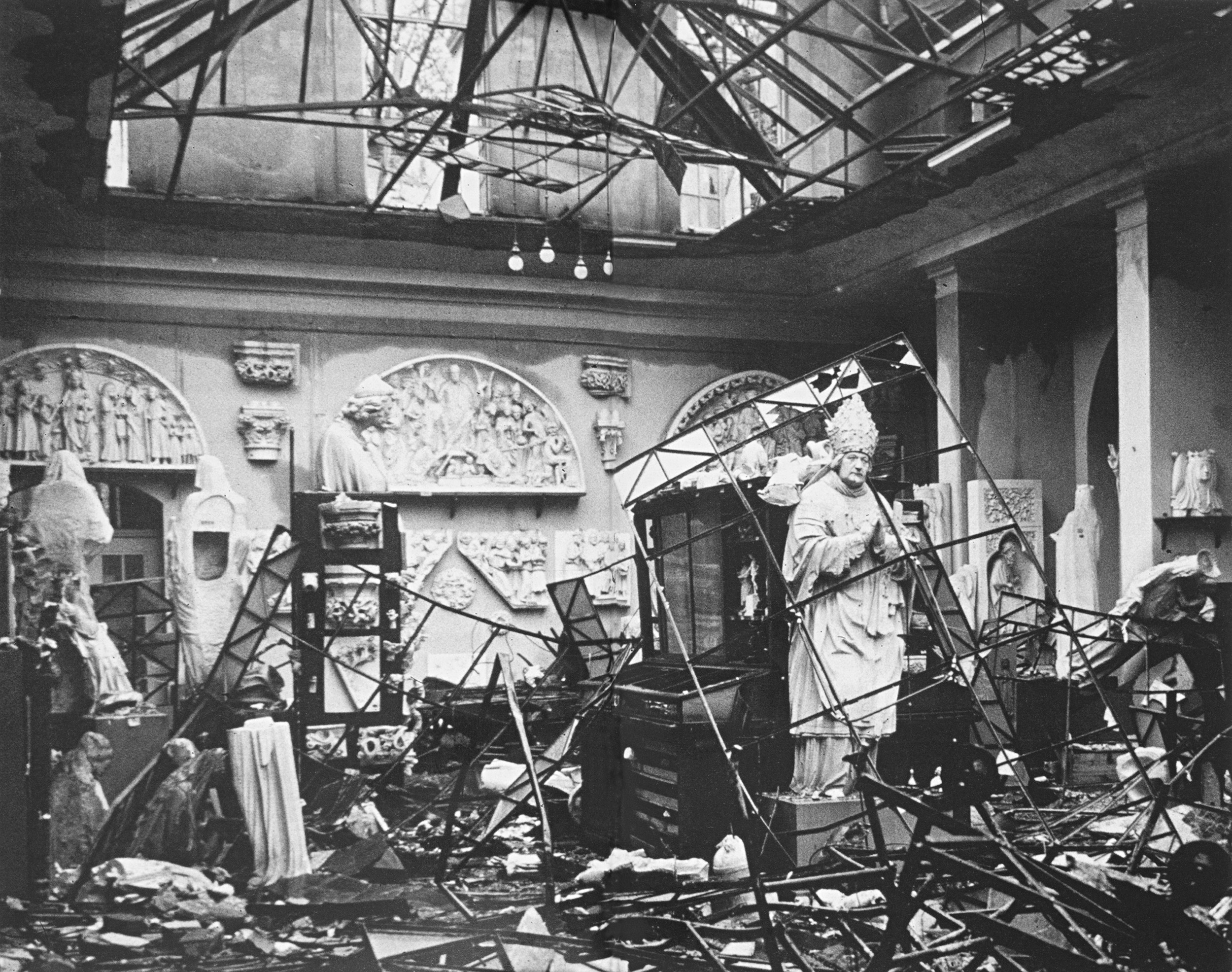 Skupturensaal nach der Bombardierung am 18. Oktober 1944, um 1945