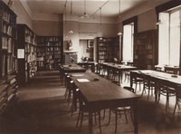 Lesesaal der Bibliothek unter Paul Clemen, um 1916. Im Hintergrund an der Wand auf einer Konsole die Büste von Anton Springer