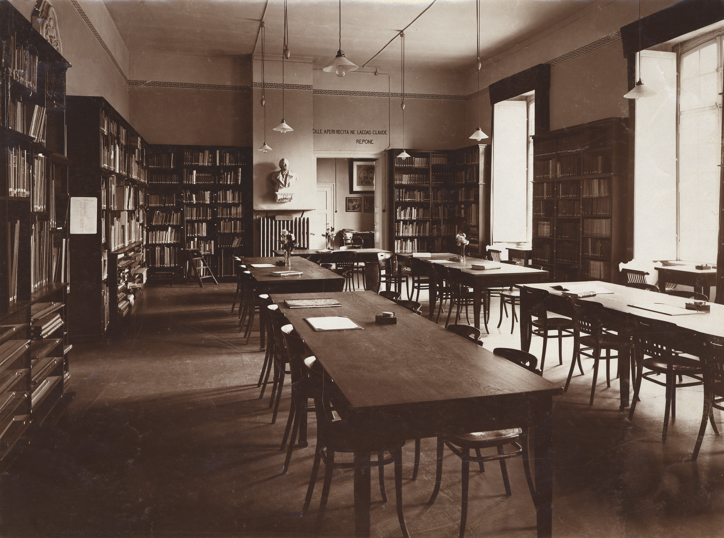 Lesesaal der Bibliothek unter Paul Clemen, um 1916. Im Hintergrund an der Wand auf einer Konsole die Büste von Anton Springer